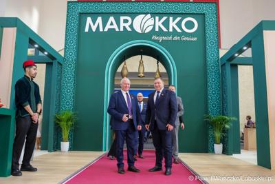 Wicemarszałek województwa lubuskiego Grzegorz Potęga (z prawej) oraz wiceprzewodniczący Sejmiku Województwa Lubuskiego Zbigniew Kołodziej (z lewej) odwiedzili targi rolnictwa, ogrodnictwa, żywności, leśnictwa oraz zrównoważonego rozwoju „Grüne Woche” w Berlinie, w których biorą udział producenci z województwa lubuskiego