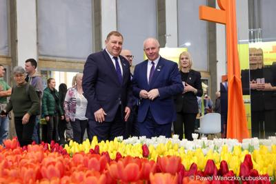 Wicemarszałek województwa lubuskiego Grzegorz Potęga (z lewej) oraz wiceprzewodniczący Sejmiku Województwa Lubuskiego Zbigniew Kołodziej (z prawej) odwiedzili targi rolnictwa, ogrodnictwa, żywności, leśnictwa oraz zrównoważonego rozwoju „Grüne Woche” w Berlinie, w których biorą udział producenci z województwa lubuskiego