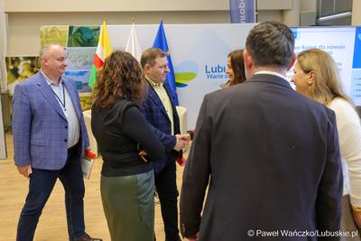 Wicemarszałkowie Grzegorz Potęga i Hubert Harasimowicz spotkali się z przedstawicielami partnerskich gmin: Małomic, Niegosławic, Szprotawy i Brzeźnicy.