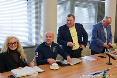 Wicemarszałkowie Grzegorz Potęga i Hubert Harasimowicz spotkali się z przedstawicielami partnerskich gmin: Małomic, Niegosławic, Szprotawy i Brzeźnicy.