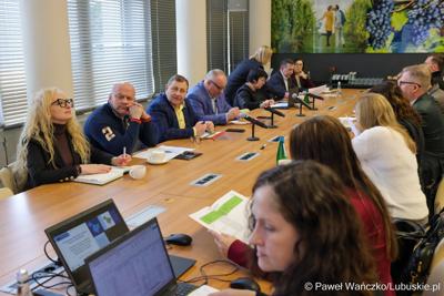 Wicemarszałkowie Grzegorz Potęga i Hubert Harasimowicz spotkali się z przedstawicielami partnerskich gmin: Małomic, Niegosławic, Szprotawy i Brzeźnicy.