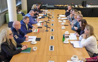 Wicemarszałkowie Grzegorz Potęga i Hubert Harasimowicz spotkali się z przedstawicielami partnerskich gmin: Małomic, Niegosławic, Szprotawy i Brzeźnicy.