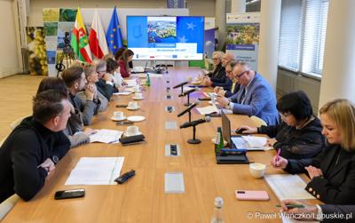 Wicemarszałkowie Grzegorz Potęga i Hubert Harasimowicz spotkali się z przedstawicielami partnerskich gmin: Małomic, Niegosławic, Szprotawy i Brzeźnicy.