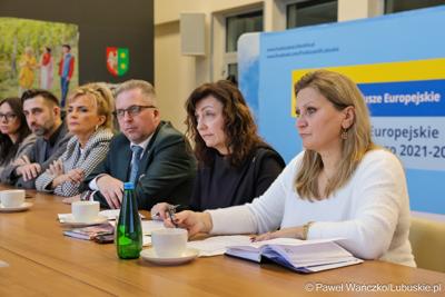 Wicemarszałkowie Grzegorz Potęga i Hubert Harasimowicz spotkali się z przedstawicielami partnerskich gmin: Małomic, Niegosławic, Szprotawy i Brzeźnicy.