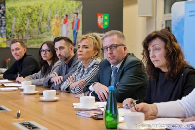 Wicemarszałkowie Grzegorz Potęga i Hubert Harasimowicz spotkali się z przedstawicielami partnerskich gmin: Małomic, Niegosławic, Szprotawy i Brzeźnicy.