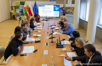 Wicemarszałkowie Grzegorz Potęga i Hubert Harasimowicz spotkali się z przedstawicielami partnerskich gmin: Małomic, Niegosławic, Szprotawy i Brzeźnicy.