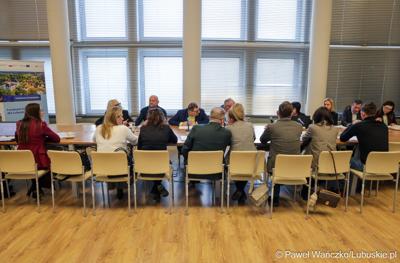 Wicemarszałkowie Grzegorz Potęga i Hubert Harasimowicz spotkali się z przedstawicielami partnerskich gmin: Małomic, Niegosławic, Szprotawy i Brzeźnicy.