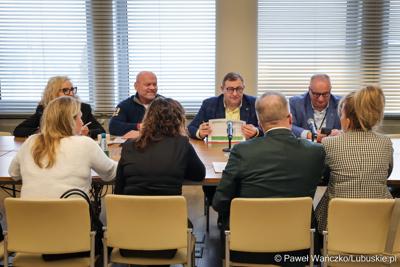 Wicemarszałkowie Grzegorz Potęga i Hubert Harasimowicz spotkali się z przedstawicielami partnerskich gmin: Małomic, Niegosławic, Szprotawy i Brzeźnicy.