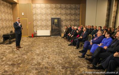 Marszałek województwa lubuskiego Sebastian Ciemnoczołowski przemawia podczas noworocznego spotkania zorganizowanego przez wojewodę lubuskiego Marka Cebulę