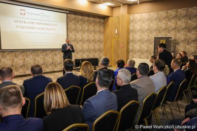 Marszałek województwa lubuskiego Sebastian Ciemnoczołowski przemawia podczas noworocznego spotkania zorganizowanego przez wojewodę lubuskiego Marka Cebulę