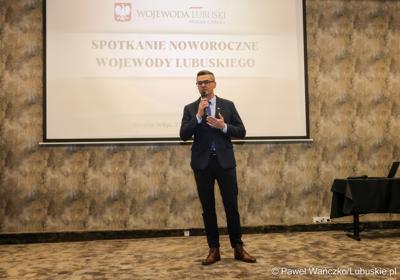 Marszałek województwa lubuskiego Sebastian Ciemnoczołowski przemawia podczas noworocznego spotkania zorganizowanego przez wojewodę lubuskiego Marka Cebulę