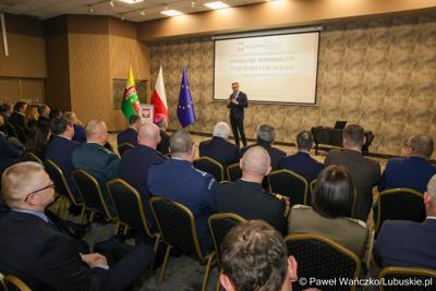 Marszałek województwa lubuskiego Sebastian Ciemnoczołowski przemawia podczas noworocznego spotkania zorganizowanego przez wojewodę lubuskiego Marka Cebulę