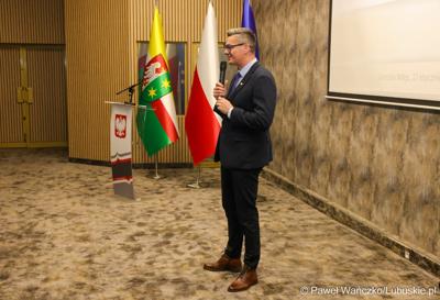 Marszałek województwa lubuskiego Sebastian Ciemnoczołowski przemawia podczas noworocznego spotkania zorganizowanego przez wojewodę lubuskiego Marka Cebulę