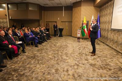 Marszałek województwa lubuskiego Sebastian Ciemnoczołowski przemawia podczas noworocznego spotkania zorganizowanego przez wojewodę lubuskiego Marka Cebulę