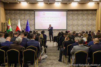 Marszałek województwa lubuskiego Sebastian Ciemnoczołowski przemawia podczas noworocznego spotkania zorganizowanego przez wojewodę lubuskiego Marka Cebulę