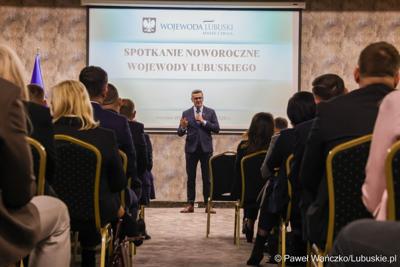 Marszałek województwa lubuskiego Sebastian Ciemnoczołowski przemawia podczas noworocznego spotkania zorganizowanego przez wojewodę lubuskiego Marka Cebulę