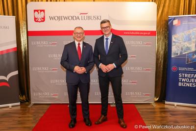 Marszałek Województwa Lubuskiego Sebastian Ciemnoczołowski (z prawj) i wojewoda lubuski Marek Cebula