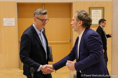 Marszałek Województwa Lubuskiego Sebastian Ciemnoczołowski wita się z uczestnikami obrad Regionalnej Rady ds. Energetyki 