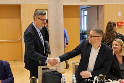 Marszałek Województwa Lubuskiego Sebastian Ciemnoczołowski wita się z uczestnikami obrad Regionalnej Rady ds. Energetyki 