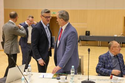 Marszałek Województwa Lubuskiego Sebastian Ciemnoczołowski wita się z uczestnikami obrad Regionalnej Rady ds. Energetyki 