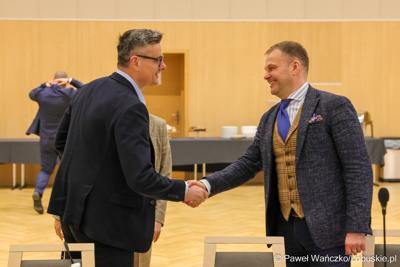 Marszałek Województwa Lubuskiego Sebastian Ciemnoczołowski wita się z uczestnikami obrad Regionalnej Rady ds. Energetyki 