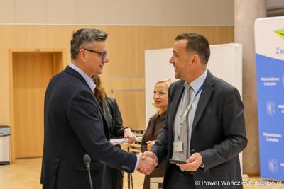 Marszałek Województwa Lubuskiego Sebastian Ciemnoczołowski wita się z uczestnikami obrad Regionalnej Rady ds. Energetyki 