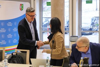 Marszałek Województwa Lubuskiego Sebastian Ciemnoczołowski wita się z uczestnikami obrad Regionalnej Rady ds. Energetyki 