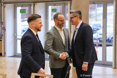 Marszałek Województwa Lubuskiego Sebastian Ciemnoczołowski wita się z uczestnikami obrad Regionalnej Rady ds. Energetyki 