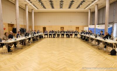 Uczestnicy obrad Regionalnej Rady ds. Energetyki, w Sali Kolumnowej Urzędu Marszalkowskiego Województwa Lubuskiego w Zielonej Górze