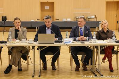 Uczestnicy obrad Regionalnej Rady ds. Energetyki, w Sali Kolumnowej Urzędu Marszalkowskiego Województwa Lubuskiego w Zielonej Górze