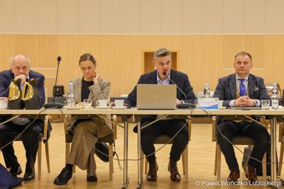 Uczestnicy obrad Regionalnej Rady ds. Energetyki, w Sali Kolumnowej Urzędu Marszalkowskiego Województwa Lubuskiego w Zielonej Górze