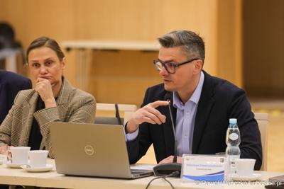 Uczestnicy obrad Regionalnej Rady ds. Energetyki, w Sali Kolumnowej Urzędu Marszalkowskiego Województwa Lubuskiego w Zielonej Górze