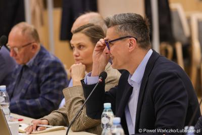 Marszałek Województwa Lubuskiego Sebastian Ciemnoczołowski podczas obrad Regionalnej Rady ds. Energetyki, w Sali Kolumnowej Urzędu Marszalkowskiego Województwa Lubuskiego w Zielonej Górze