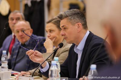 Marszałek Województwa Lubuskiego Sebastian Ciemnoczołowski przemawia podczas obrad Regionalnej Rady ds. Energetyki, w Sali Kolumnowej Urzędu Marszalkowskiego Województwa Lubuskiego w Zielonej Górze