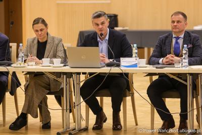 Marszałek Województwa Lubuskiego Sebastian Ciemnoczołowski przemawia podczas obrad Regionalnej Rady ds. Energetyki, w Sali Kolumnowej Urzędu Marszalkowskiego Województwa Lubuskiego w Zielonej Górze