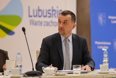 Sławomir Pawlak podczas obrad Regionalnej Rady ds. Energetyki, w Sali Kolumnowej Urzędu Marszalkowskiego Województwa Lubuskiego w Zielonej Górze
