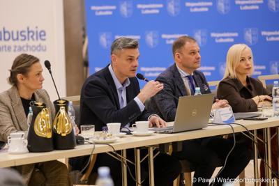Marszałek Województwa Lubuskiego Sebastian Ciemnoczołowski przemawia podczas obrad Regionalnej Rady ds. Energetyki, w Sali Kolumnowej Urzędu Marszalkowskiego Województwa Lubuskiego w Zielonej Górze