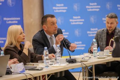 Uczestnicy obrad Regionalnej Rady ds. Energetyki, w Sali Kolumnowej Urzędu Marszalkowskiego Województwa Lubuskiego w Zielonej Górze