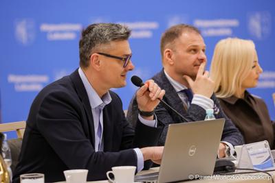 Marszałek Województwa Lubuskiego Sebastian Ciemnoczołowski przemawia podczas obrad Regionalnej Rady ds. Energetyki, w Sali Kolumnowej Urzędu Marszalkowskiego Województwa Lubuskiego w Zielonej Górze