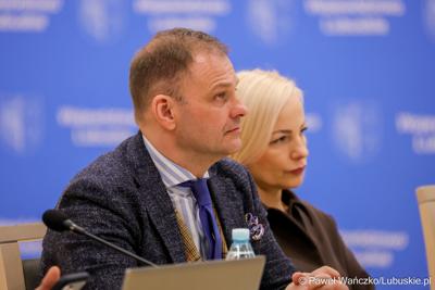 Uczestnicy obrad Regionalnej Rady ds. Energetyki, w Sali Kolumnowej Urzędu Marszalkowskiego Województwa Lubuskiego w Zielonej Górze