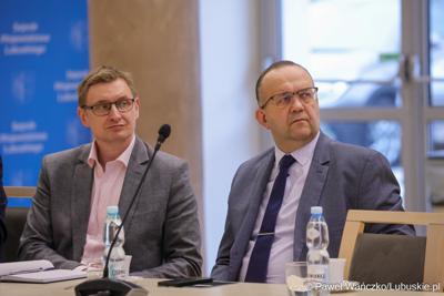 Uczestnicy obrad Regionalnej Rady ds. Energetyki, w Sali Kolumnowej Urzędu Marszalkowskiego Województwa Lubuskiego w Zielonej Górze