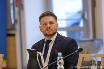 Uczestnik obrad Regionalnej Rady ds. Energetyki, w Sali Kolumnowej Urzędu Marszalkowskiego Województwa Lubuskiego w Zielonej Górze