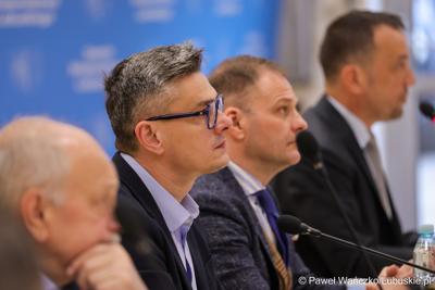 Uczestnicy obrad Regionalnej Rady ds. Energetyki, w Sali Kolumnowej Urzędu Marszalkowskiego Województwa Lubuskiego w Zielonej Górze