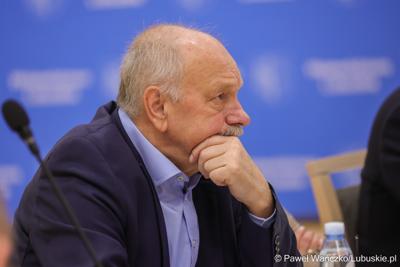 Uczestnik obrad Regionalnej Rady ds. Energetyki, w Sali Kolumnowej Urzędu Marszalkowskiego Województwa Lubuskiego w Zielonej Górze