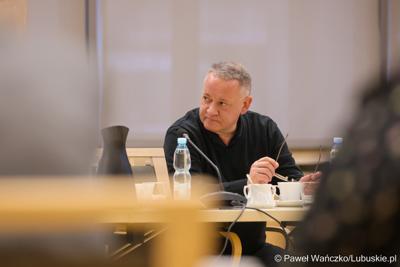 Uczestnik obrad Regionalnej Rady ds. Energetyki, w Sali Kolumnowej Urzędu Marszalkowskiego Województwa Lubuskiego w Zielonej Górze