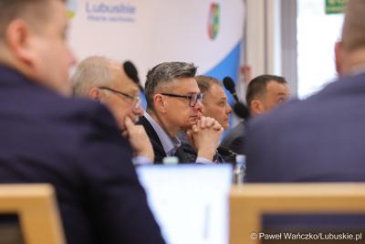 Uczestnicy obrad Regionalnej Rady ds. Energetyki, w Sali Kolumnowej Urzędu Marszalkowskiego Województwa Lubuskiego w Zielonej Górze