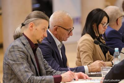 Uczestnicy obrad Regionalnej Rady ds. Energetyki, w Sali Kolumnowej Urzędu Marszalkowskiego Województwa Lubuskiego w Zielonej Górze