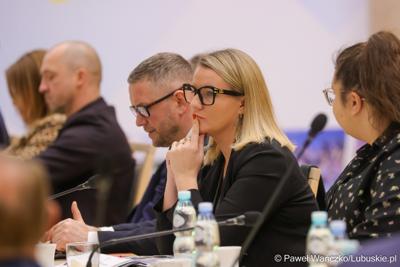 Uczestnicy obrad Regionalnej Rady ds. Energetyki, w Sali Kolumnowej Urzędu Marszalkowskiego Województwa Lubuskiego w Zielonej Górze