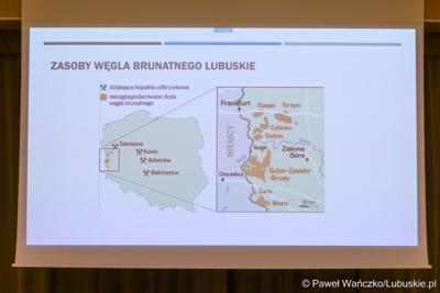 Telebim z prezentacją podczas obrad Regionalnej Rady ds. Energetyki, w Sali Kolumnowej Urzędu Marszalkowskiego Województwa Lubuskiego w Zielonej Górze