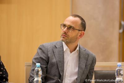 Burmistrz Iłowej Paweł Lichtański podczas obrad Regionalnej Rady ds. Energetyki, w Sali Kolumnowej Urzędu Marszalkowskiego Województwa Lubuskiego w Zielonej Górze